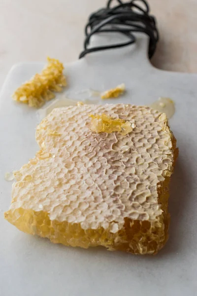 Čerstvé Honeycomb Plátky Medem Mramorové Desce Organické Potraviny — Stock fotografie