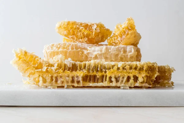 Čerstvé Honeycomb Plátky Medem Mramorové Desce Organické Potraviny — Stock fotografie
