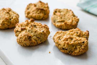 Haddelenmiş yulaf ile ev yapımı tuzlu yoğurt tanımlama / tuzlu hamur işleri mermer yüzeyi. Organik gıda.