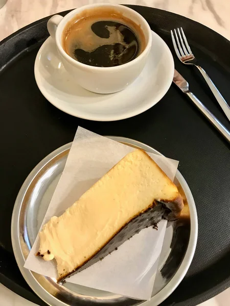 San Sebastian Cheesecake Slice Com Café Americano Servido Com Bandeja — Fotografia de Stock