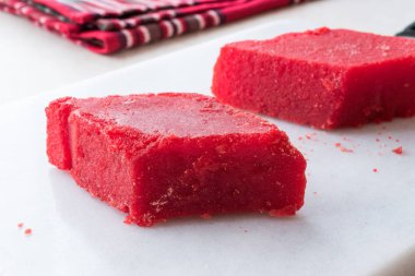 Kristalize Türk zevk kırmızı şeker. Kristal şekerleme Nobet Sekeri beyaz mermer yüzeyi. Organik aperatifler.