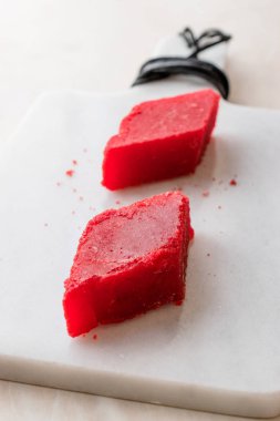Kristalize Türk zevk kırmızı şeker. Kristal şekerleme Nobet Sekeri beyaz mermer yüzeyi. Organik aperatifler.