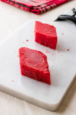 Kristalize Türk zevk kırmızı şeker. Kristal şekerleme Nobet Sekeri beyaz mermer yüzeyi. Organik aperatifler.