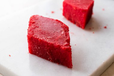 Kristalize Türk zevk kırmızı şeker. Kristal şekerleme Nobet Sekeri beyaz mermer yüzeyi. Organik aperatifler.