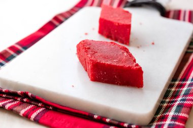 Kristalize Türk zevk kırmızı şeker. Kristal şekerleme Nobet Sekeri beyaz mermer yüzeyi. Organik aperatifler.