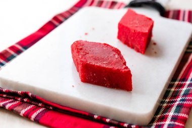 Kristalize Türk zevk kırmızı şeker. Kristal şekerleme Nobet Sekeri beyaz mermer yüzeyi. Organik aperatifler.