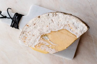 Türk eski kaşar peynir mermer yüzeyi parçası. Organik gıda.