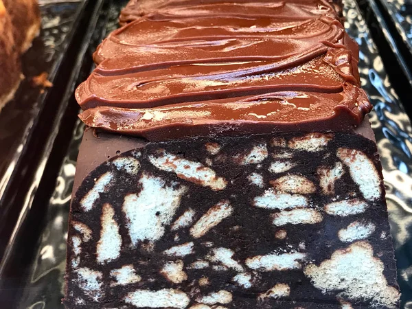 Mosaik Schokolade Und Kekskuchen Mit Cremiger Schokoladensauce Nahaufnahme Makroaufnahme Der — Stockfoto