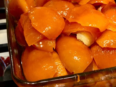 Şekerlenmiş portakal kabuğu dilimleri yığını / meyve şekerlemeler organik tatlı.