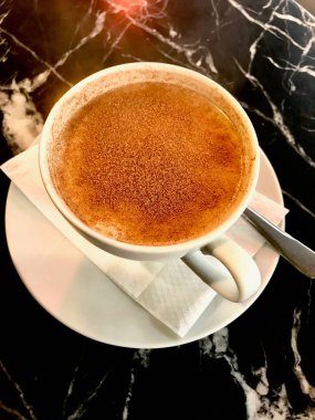 Türk Salep veya toz tarçın ile Sahlep / Noel yumurta likörü. Geleneksel organik içecek.