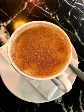 Türk Salep veya toz tarçın ile Sahlep / Noel yumurta likörü. Geleneksel organik içecek.