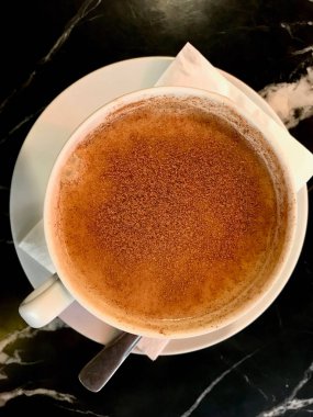 Türk Salep veya toz tarçın ile Sahlep / Noel yumurta likörü. Geleneksel organik içecek.