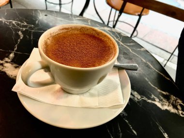 Türk Salep veya toz tarçın ile Sahlep / Noel yumurta likörü. Geleneksel organik içecek.