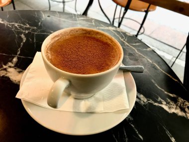Türk Salep veya toz tarçın ile Sahlep / Noel yumurta likörü. Geleneksel organik içecek.