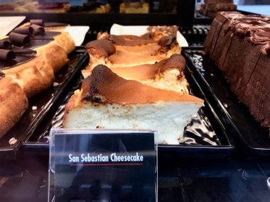 San Sebastian Cheesecake / krem düz New York Style Restoran vitrinde. Geleneksel tatlı.