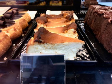 San Sebastian Cheesecake / krem düz New York Style Restoran vitrinde. Geleneksel tatlı.