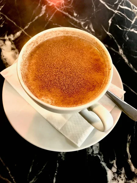 Türk Salep veya toz tarçın ile Sahlep / Noel yumurta likörü. Geleneksel organik içecek.