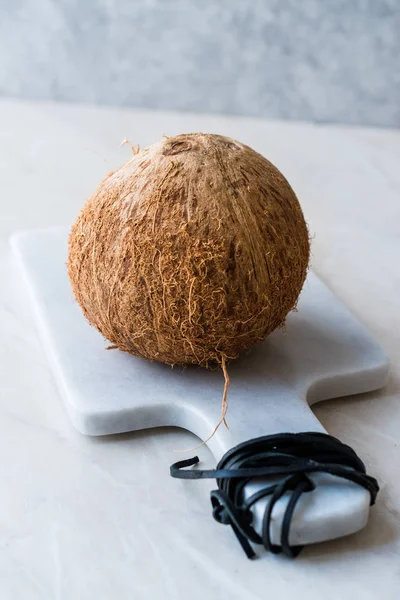 신선한 유기농 코코넛 화이트 대리석 보드에 유기농 — 스톡 사진