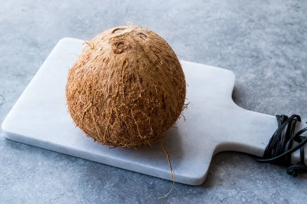 신선한 유기농 코코넛 화이트 대리석 보드에 유기농 — 스톡 사진