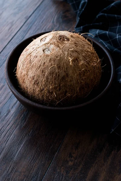 신선한 유기농 코코넛 어두운 그릇에 유기농 — 스톡 사진