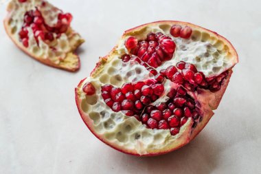 Olgun nar tohumları ile. Organik meyve®.