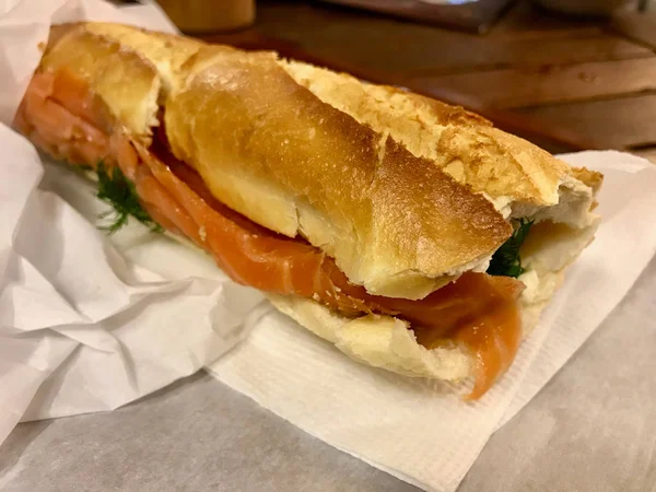 Sandwich Salmón Gravlax Con Queso Crema Alcaparras Pan Baguette Marisco — Foto de Stock