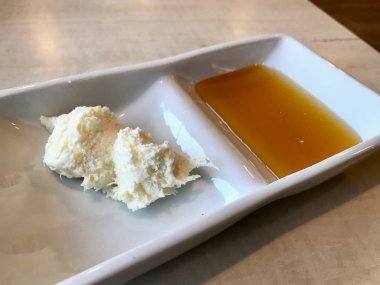 Türk kahvaltı Bal Kaymak / bal ve tereyağı krema hizmet restoranda. Organik gıda.