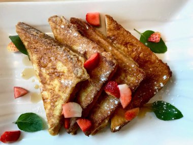Tozu ile Fransız tost / pudra şekeri, çilek ve nane yaprakları Restaurant, hizmet. / Yumurta ekmek. Geleneksel gıda.