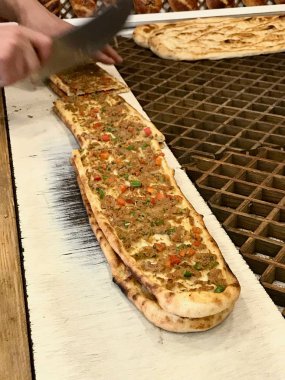 Türkçe ve Arapça geleneksel ramazan ekmek dilimlenmiş Etli Ekmek kebabı Konya ya da Sivas ahşap üzerine kıyılmış et (Pide veya Lahmacun Kebap) hizmet