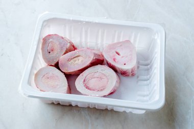 Dondurulmuş çiğ Dana eti kemik kapsayıcısında / plastik kutu paket. Organik gıda.