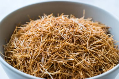 Fırında erişte Türk kadayıf Muhallebi için. Organik geleneksel gıda.