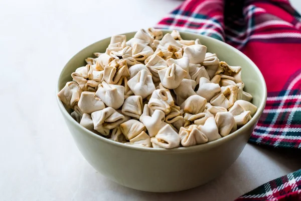 Zelfgemaakte Krokante Rauwe Manti Manlama Turkse Ravioli Kom Traditionele Instant — Stockfoto