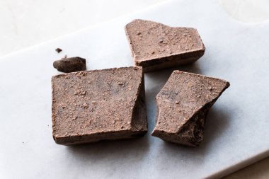 Koyu ahşap yüzeyde Kuvertür Bitter çikolata parçaları. Organik gıda.