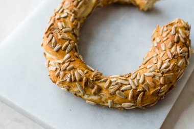 Simit Simit ile Ayçiçeği / çekirdek tohum mermer gemide. Organik gıda.