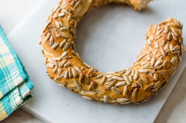 Simit Simit ile Ayçiçeği / çekirdek tohum mermer gemide. Organik gıda.