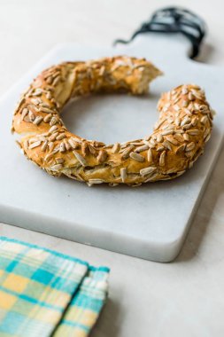 Simit Simit ile Ayçiçeği / çekirdek tohum mermer gemide. Organik gıda.