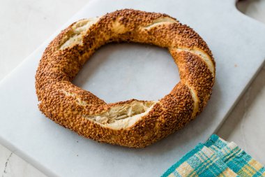 Geleneksel simit Simit ile susam İstanbul / Türkiye. Organik gıda.