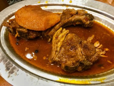 Geleneksel Türk yemekleri Ayvali Taraklik Antep üzerinden / kuzu pirzola et ayva meyve ile. Organik gıda.