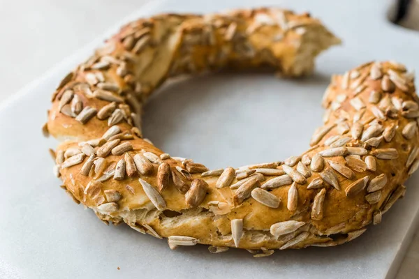 Simit Turecké Bagel Slunečnice Jádra Semen Mramorové Desce Organické Potraviny — Stock fotografie