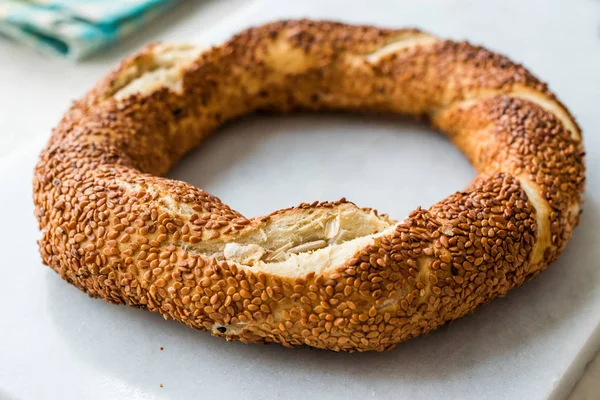 Bagel Simit Turco Tradizionale Con Semi Sesamo Istanbul Turchia Alimenti — Foto Stock