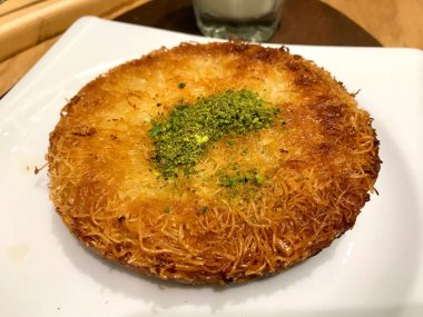 Türk geleneksel tatlı künefe fıstık tozu ile.