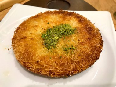 Türk geleneksel tatlı künefe fıstık tozu ile. Tatlı. Kavramı.