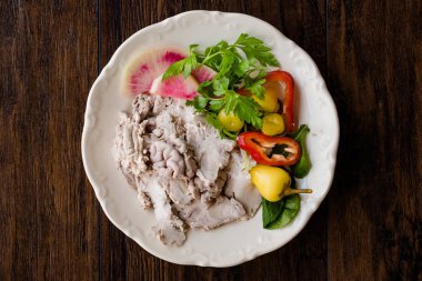 Türk sakatat yemekleri kuzu beyin salatası ile / kaburga Sogus plaka ile görev yaptı. Geleneksel organik gıda.