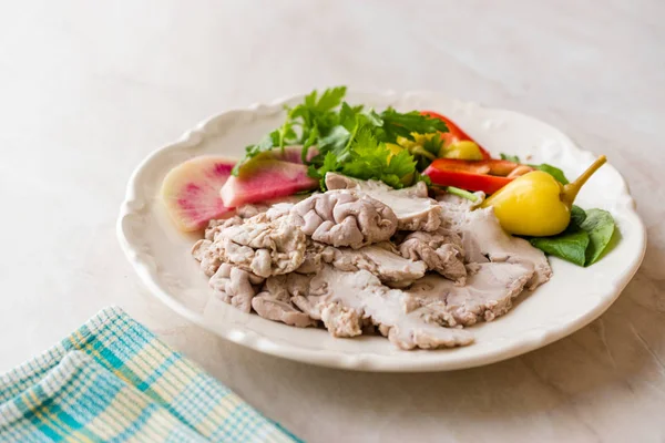 Comida Despojos Turcos Cerebro Cordero Con Ensalada Beyin Sogus Servido —  Fotos de Stock