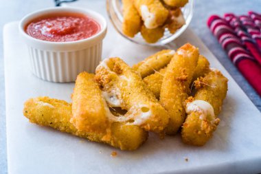 Ekmekli kızarmış Mozzarella peyniri daldırma sosu ketçapla yapışır. Ev yapımı Fast Food.