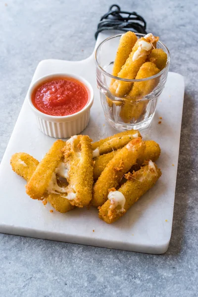 Breaded Fried Mozzarella Cheese Sticks Com Ketchup Dipping Sauce Comida — Fotografia de Stock