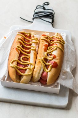 Ketçap ve hardal sosisli kutu / sosisli sandviç. Fast Food.