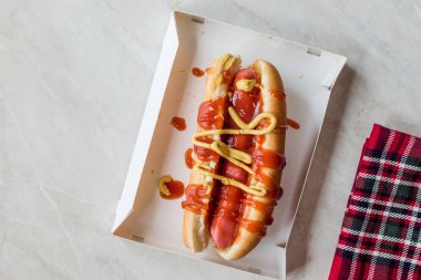 Ketçap ve hardal sosisli kutu / sosisli sandviç. Fast Food.