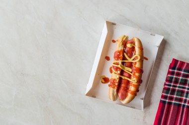 Ketçap ve hardal sosisli kutu / sosisli sandviç. Fast Food.