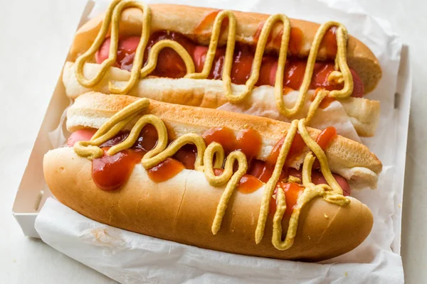 Caixa Cachorro Quente Com Ketchup Mostarda Salsicha Sanduíche Fast Food — Fotografia de Stock